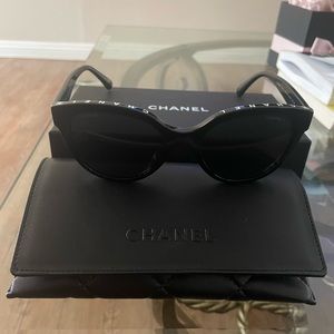 CHANEL Sunglasses Black/White